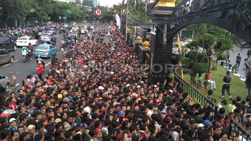 Antrian beli tiket suporter Timnas Indonesia di sekitaran Markas TNI Garnisun Tetap 1 Jakarta, Gambir, Jakarta Pusat, Selasa (14/12/16). Copyright: &copy; DaJerrymon/Indosport